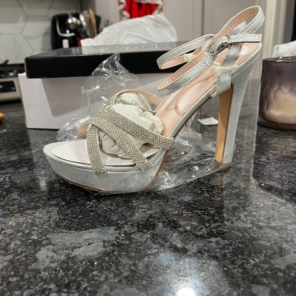 David’s Bridal Valentina#23. They’re here. I ordered the wrong size/heel type - Picture 6 of 11